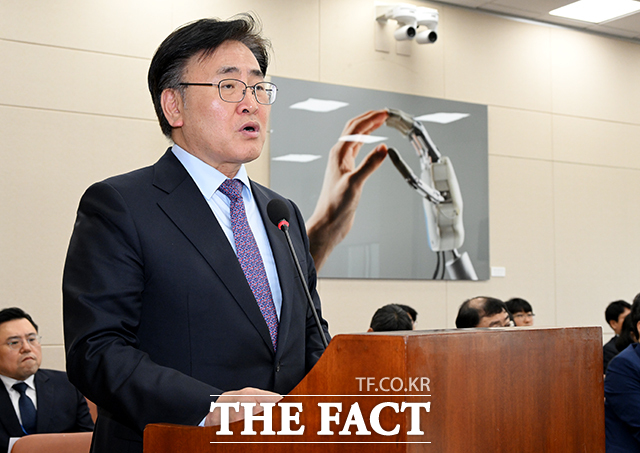 유상임 과학기술정보통신부 장관은 SK텔레콤의 유심 인증키 암호화 누락에 대해 