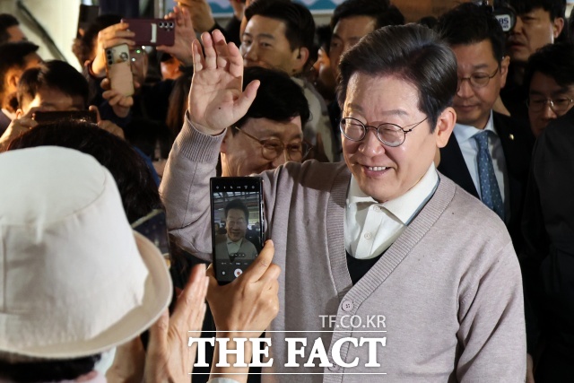 이 후보의 선거 로고송은 총 18곡이다. 다양한 연령층을 고려해 트로트부터 K-팝, 동요까지 준비했다. 가수 윤수일의 '아파트'를 비롯해 '질풍가도', '붉은노을', '부산갈매기', '남행열차' 등 인기곡은 물론 작곡가 윤일상과 릴피쉬가 만든 창작곡도 포함됐다. /뉴시스
