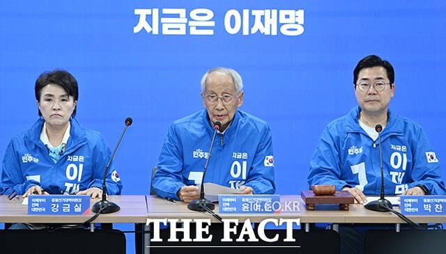 윤여준 더불어민주당 총괄선거대책위원장(가운데)이 19일 오전 서울 여의도 더불어민주당 중앙당사에서 열린 중앙선거대책위원회의에 참석해 모두발언을 하고 있다. /박헌우 기자