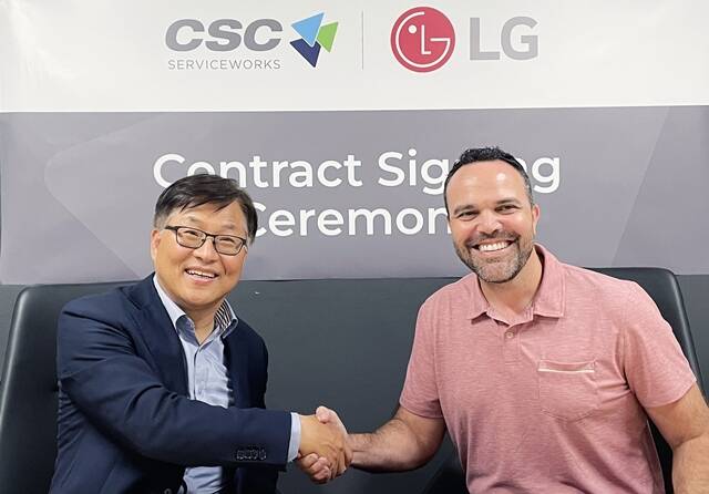 LG전자 미국법인 HS담당 김상용 전무(왼쪽)와 CSC 로드리고 카스텔라노스(Rodrigo Castellanos) CEO가 기념 사진을 찍고 있다. /LG전자