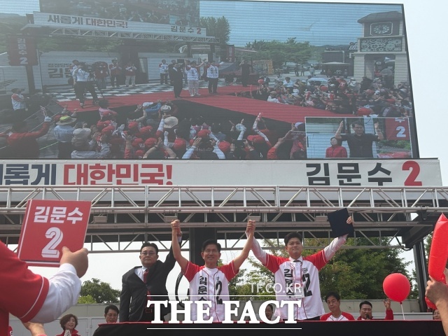 蹮  뼱 ĺ  ̷ִ ǥ,   å 30    ûðž 忡 ùε鿡  ȣϰ ִ. /= 