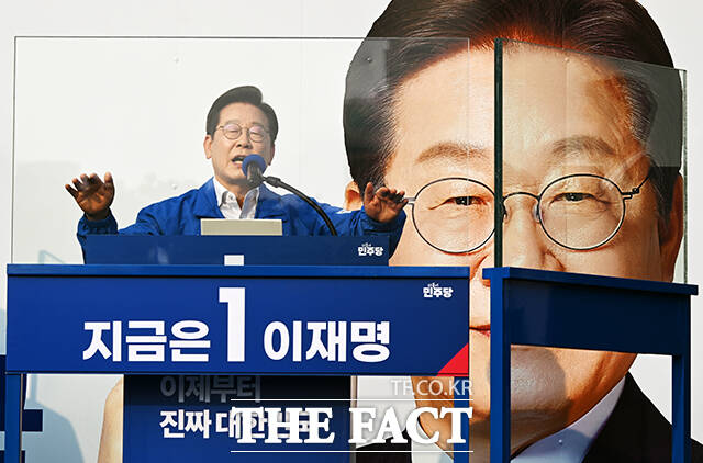 이재명 더불어민주당 대선 후보가 29일 오후 서울 서초구 서울고속버스터미널 광장에서 열린 서초구·강남구 유세에 참석해 연설을 하고 있다. /배정한 기자