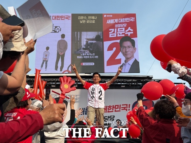 蹮  뼱 ĺ 뼱   ָ ù 31 ' Թ'   ߽  .   ĺ ̳   û   뿡 ڵ鿡 λϰ ִ. / 