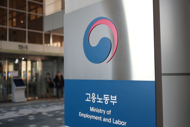 뵿δ 9 ¾ ȭ¹  åΡ ϰ Ǻ ְ ù ȸǸ ߴ. / 