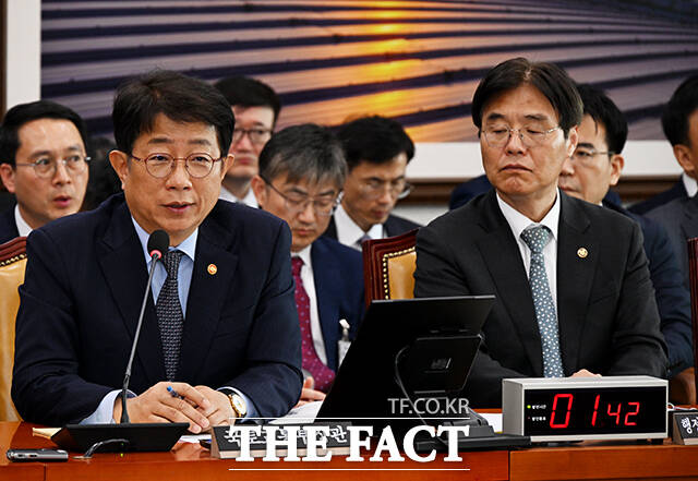 ڻ 䱳  25 ȸ 䱳ȸ üȸǿ ⼮  Ű  1 ̻    ǥߴ. / 