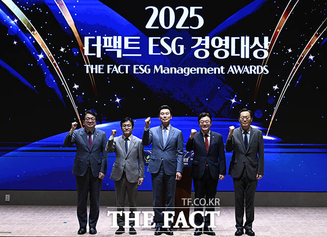 Ư  Ű   <Ʈ> ϴ '2025 ESG 濵' û 26    ǵ ѱŷ(KRX) ۷Ȧ   Ʈ ǥ̻縦    Կ ϰ ִ. ʺ ֳȣ ڿ 2, ſ Ҿִ ǿ,  ǥ̻, 輺  ǿ,  뵿 뺯 / 