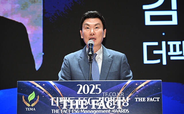 Ư  Ű   <Ʈ> ϴ '2025 ESG 濵' û 26    ǵ ѱŷ(KRX) ۷Ȧ   ǥ̻簡 ȸ縦 ϰ ִ. / 