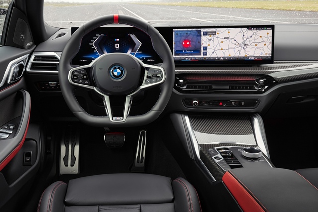 BMWڸƴ  5  2373  Ǹ 2024  ؿ 6353븦 ϸ ̾  忡 1 ߴ.  i4 M50 xDrive . /BMWڸ
