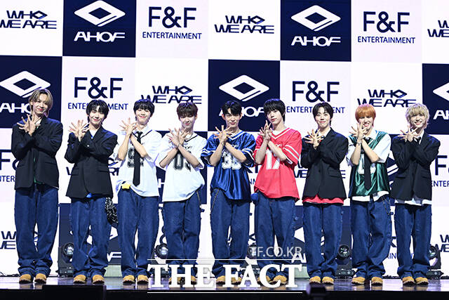 ׷ ȩ(AHOF) 彴̺ , , ̿, Ƽ, , , ֿ, ̽(ʺ) 1    24 ̺Ȧ  ù ° ̴Ͼٹ 'WHO WE ARE(  )' ߸  ̽   ϰ ִ. / 